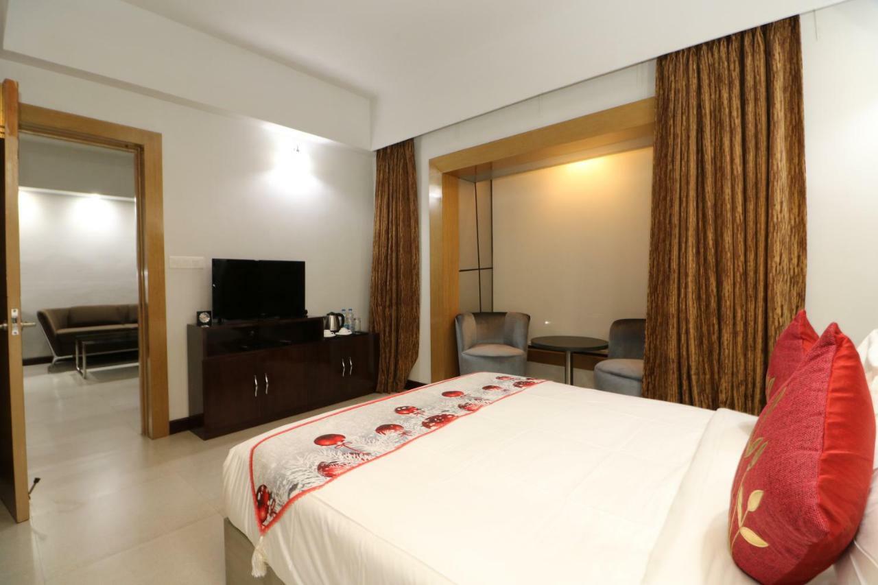 Aristocrat Hotel Kalkutta Exterior foto